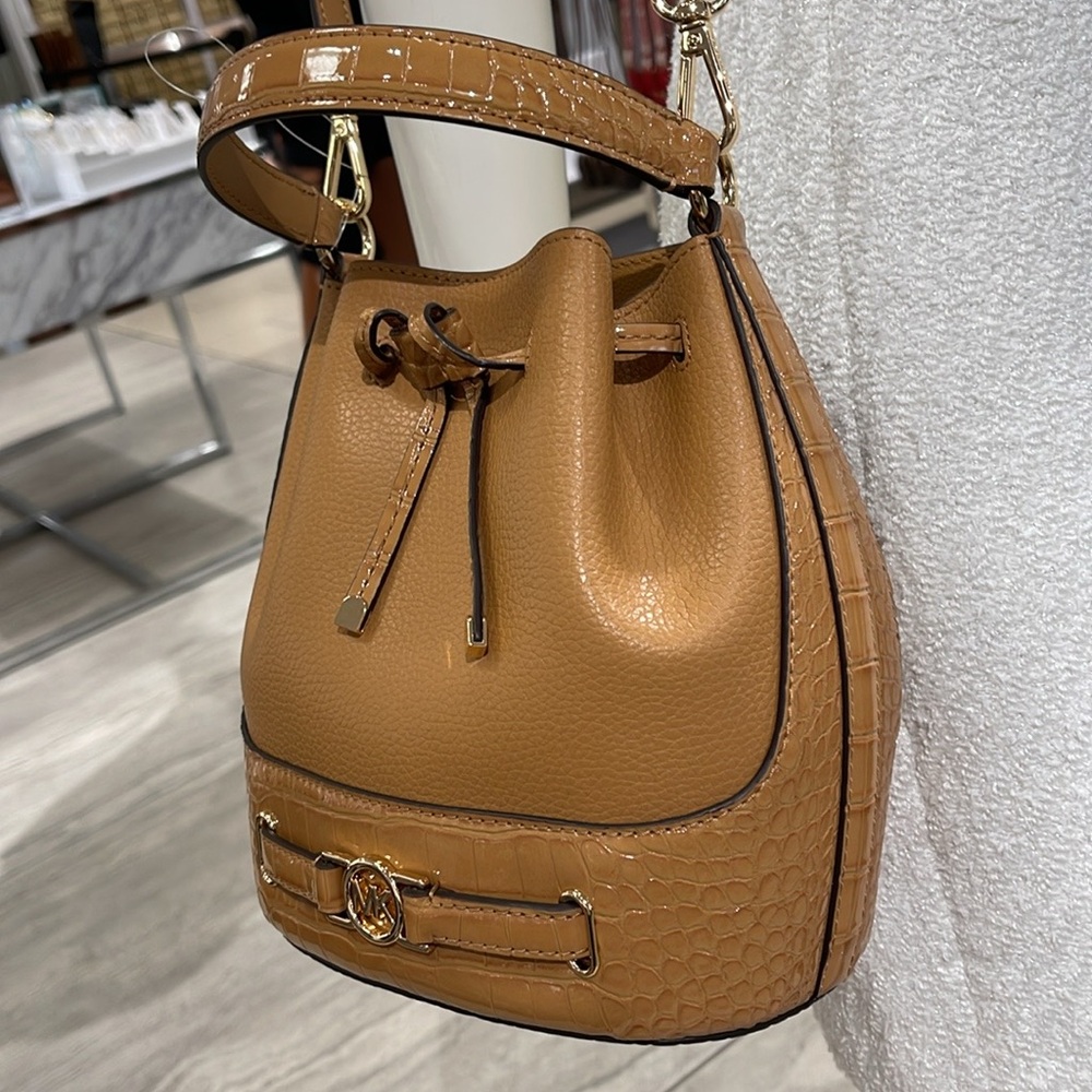 MICHAEL KORS 
Reed Medium Pebbled Leather Belted Bucket Messenger Satchel Crossb - Picture 2 of 16